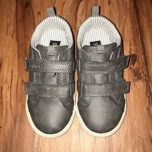 Carter’s toddler size 10 velcro shoes